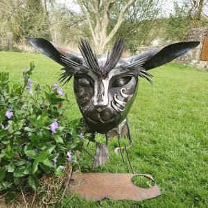 Une sculpture en métal faisant référence au Dieu Cerf dans le film d'Hayao Miyazaki intitulé "Princesse Mononoké".