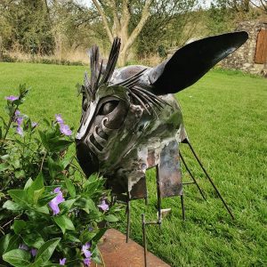Une sculpture en métal faisant référence au Dieu Cerf dans le film d'Hayao Miyazaki intitulé "Princesse Mononoké".