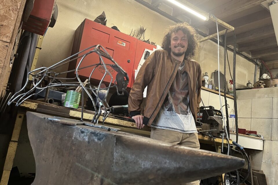 En ce moment dans sa forge à Tinchebray (Orne), Eliot travaille sur la sculpture d’un taureau qui charge. ©L’Orne combattante