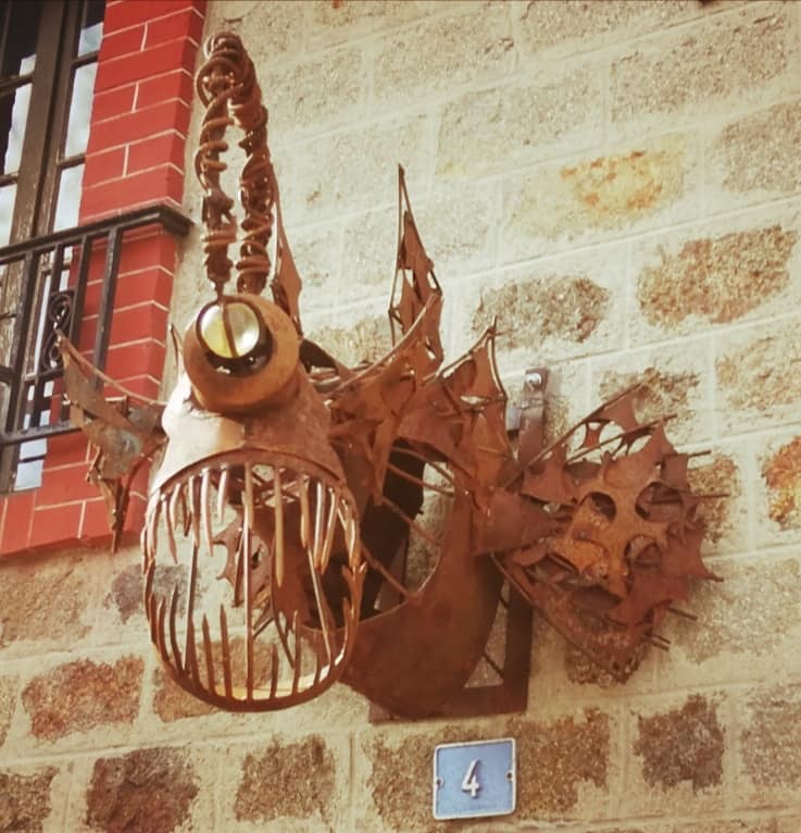 Photo du CyclolaKanthe fixé au mur au dessus de la porte d'entrée du Lidenbrock.
