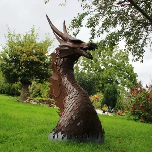 Un dragon taille humaine sculpté avec du métal.