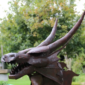 Un dragon taille humaine sculpté avec du métal.