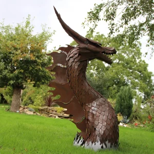 Un dragon taille humaine sculpté avec du métal.