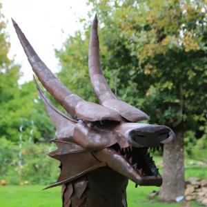 Un dragon taille humaine sculpté avec du métal.