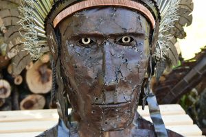Sculpture en métal d'un apache