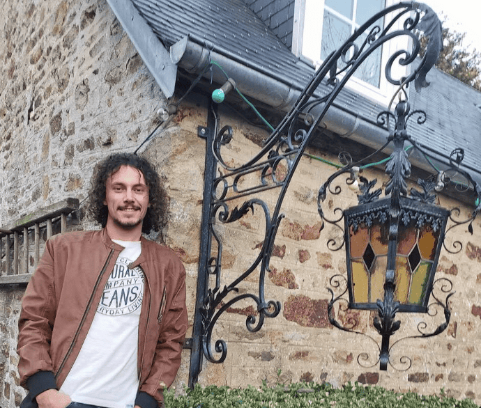 Griffenfer travaille à la forge, à l’enclume, le métal à chaud « pour restituer le travail et le savoir-faire d’antan ». Ici une potence et une lanterne. | OUEST-FRANCE
